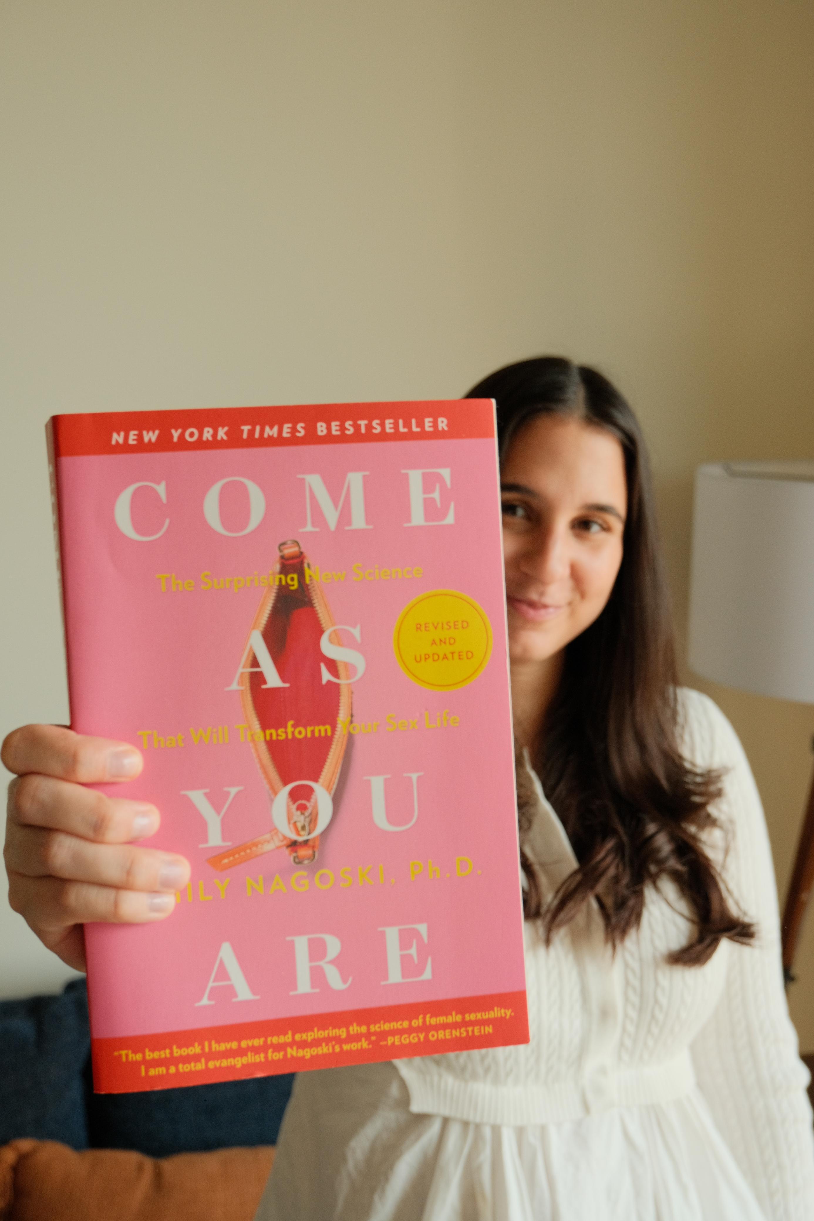 Isabella Manrique con un libro